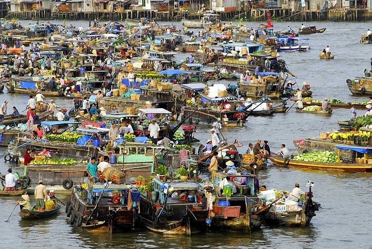 Top 5 attractive floating markets in Mekong Delta.