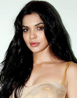 Sara Loren Biography Wiki Dob Height Weight Bra Size