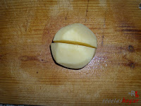 Huevos Rotos con Chorizo-papa cortada en dos