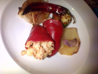 Pimientos rellenos de Gambones, Salmon y Surimi con asado de verduras y salsa de Nata con Mango