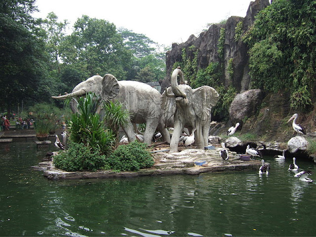 Patung Gajah di Kebun Binatang Ragunan