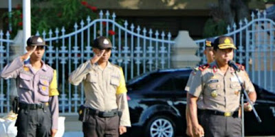 Aksi Konyol Dua Brigadir Stop Mobil Kapolda NTB, Ternyata.. demi seberangkan nenek bhabinkamtibmas hentikan mobil kapolda 1606297