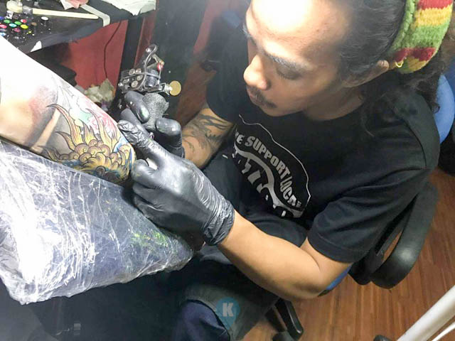 Meet the artist etching memorial tattoos for people who lost loved ones to  COVID19  Los Angeles Times