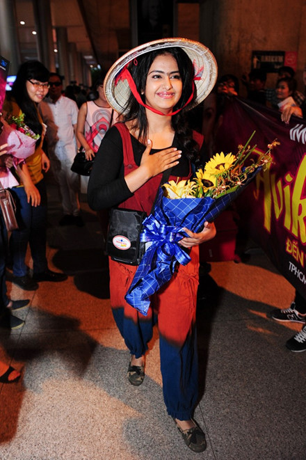 My nhan 'Co dau 8 tuoi' duoc fan Viet chao don tai san bay - Anh 7