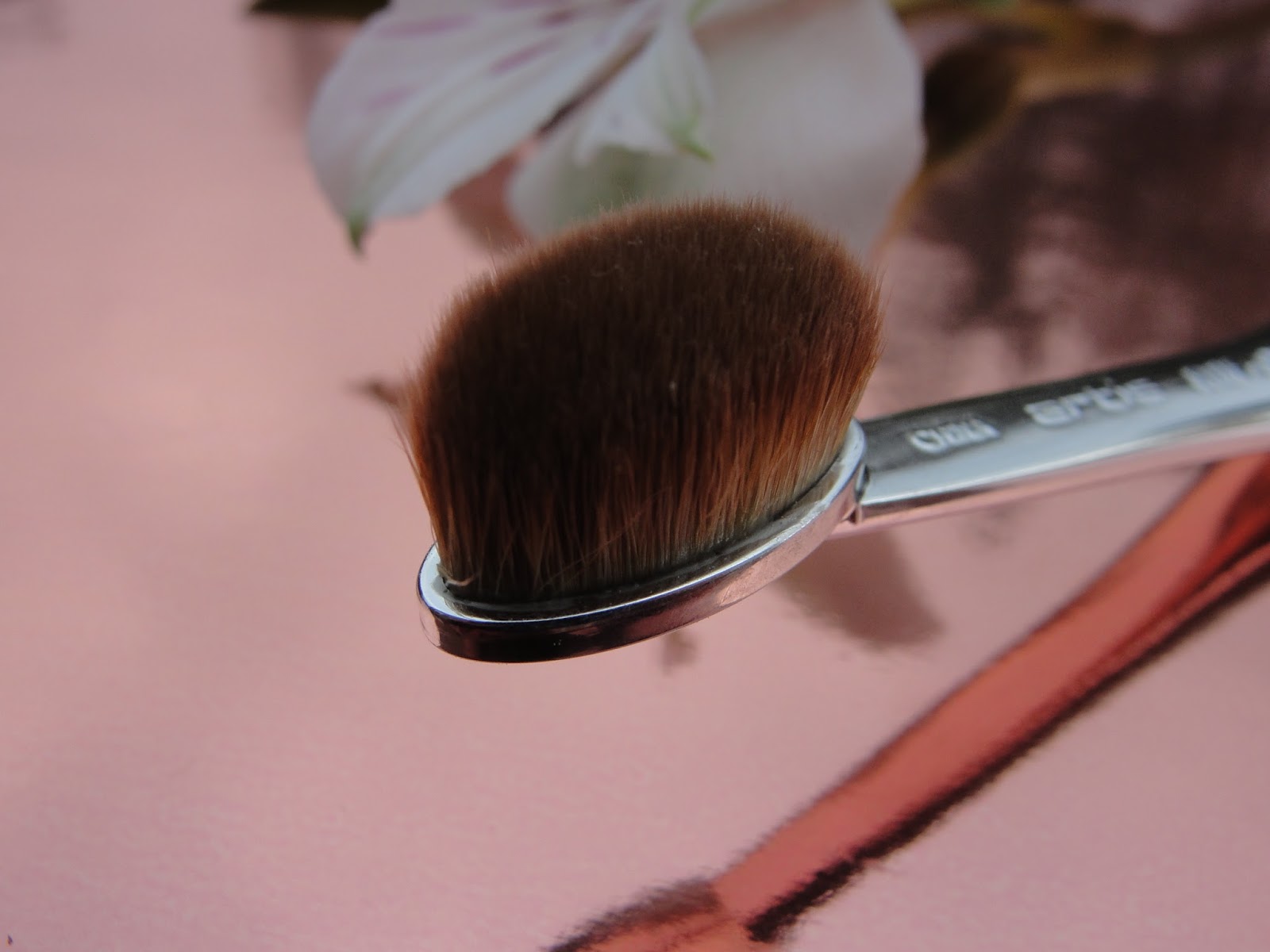 The Artis Elite Oval 7 Makeup Brush Is a Beauty Must 2023