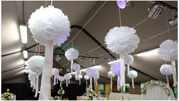 Ideas para decorar una fiesta de bautizo con pompones de papel blanco, decoración bautizo infantil
