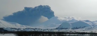 Un volcán entra en erupción en el suroeste de alaska 6