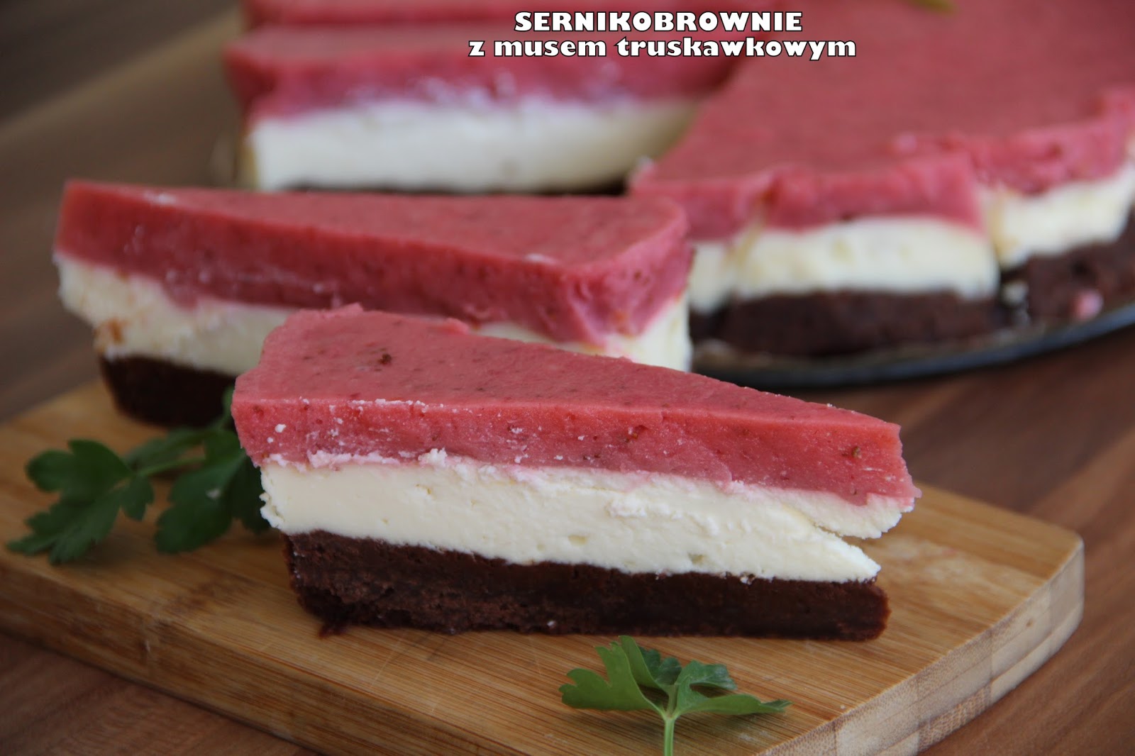 Sernikobrownie z musem truskawkowym