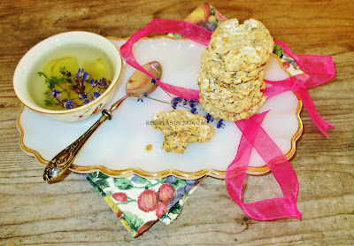 Biscoitos de Aveia, Tapioca, Sementes e Gengibre(sem gluten/lactose/açúcar) com Chá de Gengibre e Alfazema