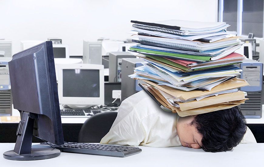 empleado con sobre carga de trabajo por culpa del jefe