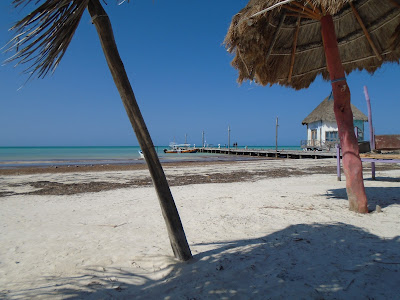 Une photo de la plage publique dans le village de Holbox, Isla Holbox, Quintana Roo, Mexico. 