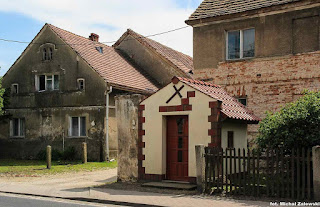 Pełcznica gm. Kąty Wrocławskie, kapliczka domkowa 1824 Pełcznica gm. Kąty Wrocławskie, kapliczka domkowa 1824