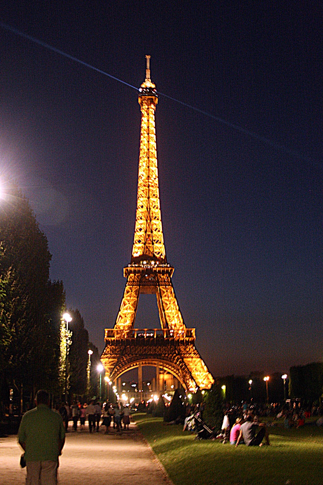 Во сколько загорается башня. Освещение эйфелевой башни. Во сколько загорается башня. Реальный париж. Эйфелева башня.