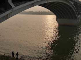 two people under Juzizhou Bridge (橘子洲大桥) in Changsha