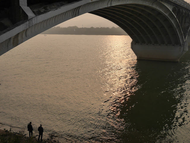 two people under Juzizhou Bridge (橘子洲大桥) in Changsha