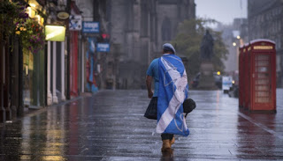 Un partidario del "sí", triste por la derrota, en Dundee, la ciudad en la que más votos sacó tuvo la secesión
