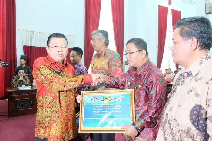 Bupati Sekadau Terima Penghargaan WTP dari Menkeu RI Bupati Sekadau Terima Penghargaan WTP dari Menkeu RI