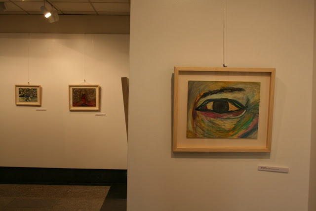 Fotografía que muestra una obra enmarcada que representa a un ojo enfermo, obra de Emebezeta, expuesta en Miranda de Ebro en el otoño de 2010.