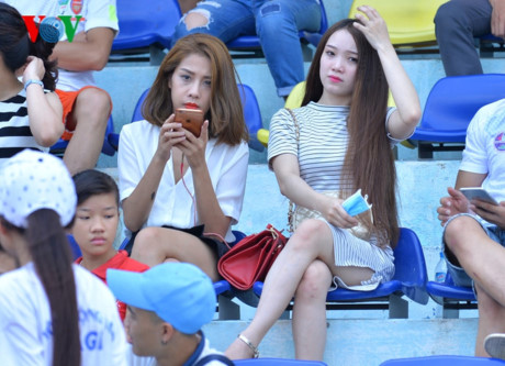 Chùm ảnh: CĐV HAGL 'thổi lửa' trên sân Hàng Đẫy - Ảnh 8 Chum anh: CDV HAGL 'thoi lua' tren san Hang Day - Anh 8