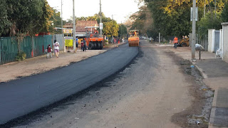 Fernando de la Mora: El trabajo de asfaltado llega a la calle Isla Poi.