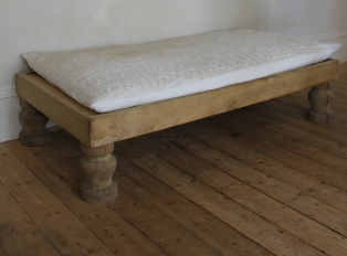 oak daybed, vintage linen feather topper - i gigi general store - as seen on linenandlavender.net - http://www.linenandlavender.net/2014/01/source-sharing-i-gigi-general-store-uk.html oak daybed - i gigi general store - as seen on linenandlavender.net - http://www.linenandlavender.net/2014/01/source-sharing-i-gigi-general-store-uk.html