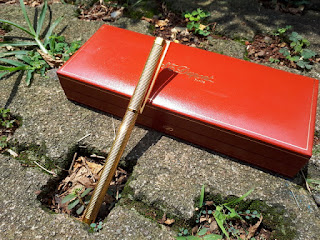 Pena Mewah S.T. Dupont Seri 5E5BC94 Classic 18K Gold Pen With Original Red Dupont Box