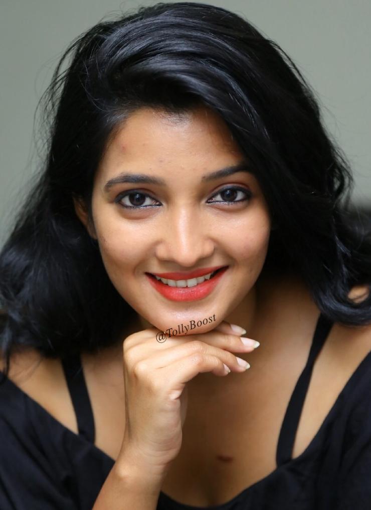Beautiful Indian Model Deepthi Shetty Long Hair Smiling Face Close
