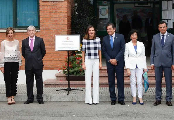 Queen Letizia wore Hugo Boss Floriza gingham wool blend knit top and Boss cotton trouser, Magrit pumps