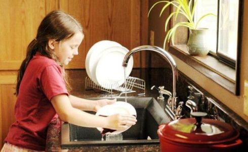 Anak membantu mencuci piring