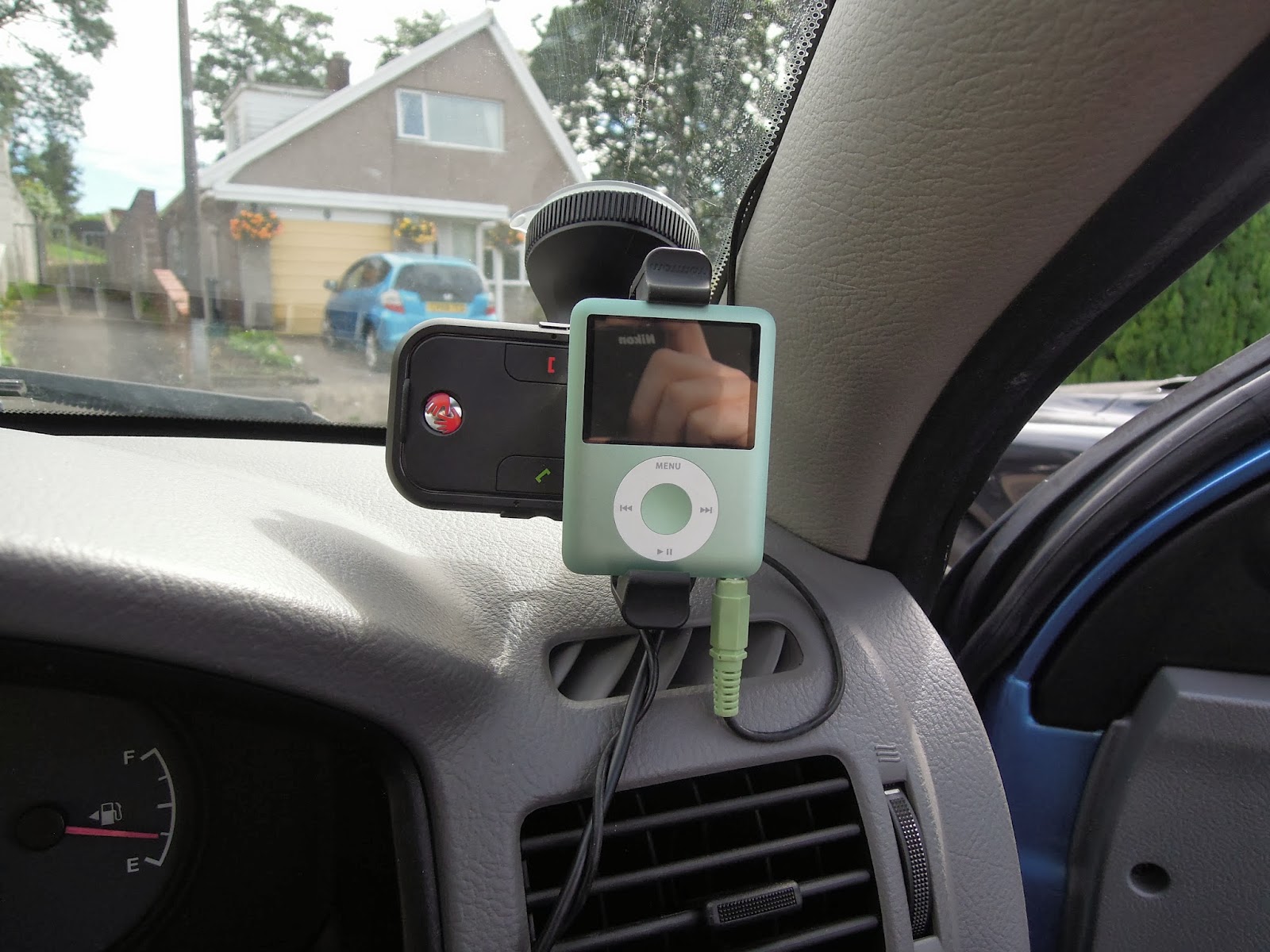 Review TomTom Handsfree Car Kit for Smartphones Daisy Dayz