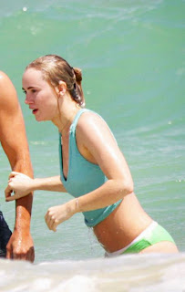 Bradley Cooper girlfriend, Suki Waterhouse wears a Blue Bikini at Hawaii 