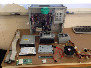 departamento-de-tecnolog-a-montando-un-ordenador