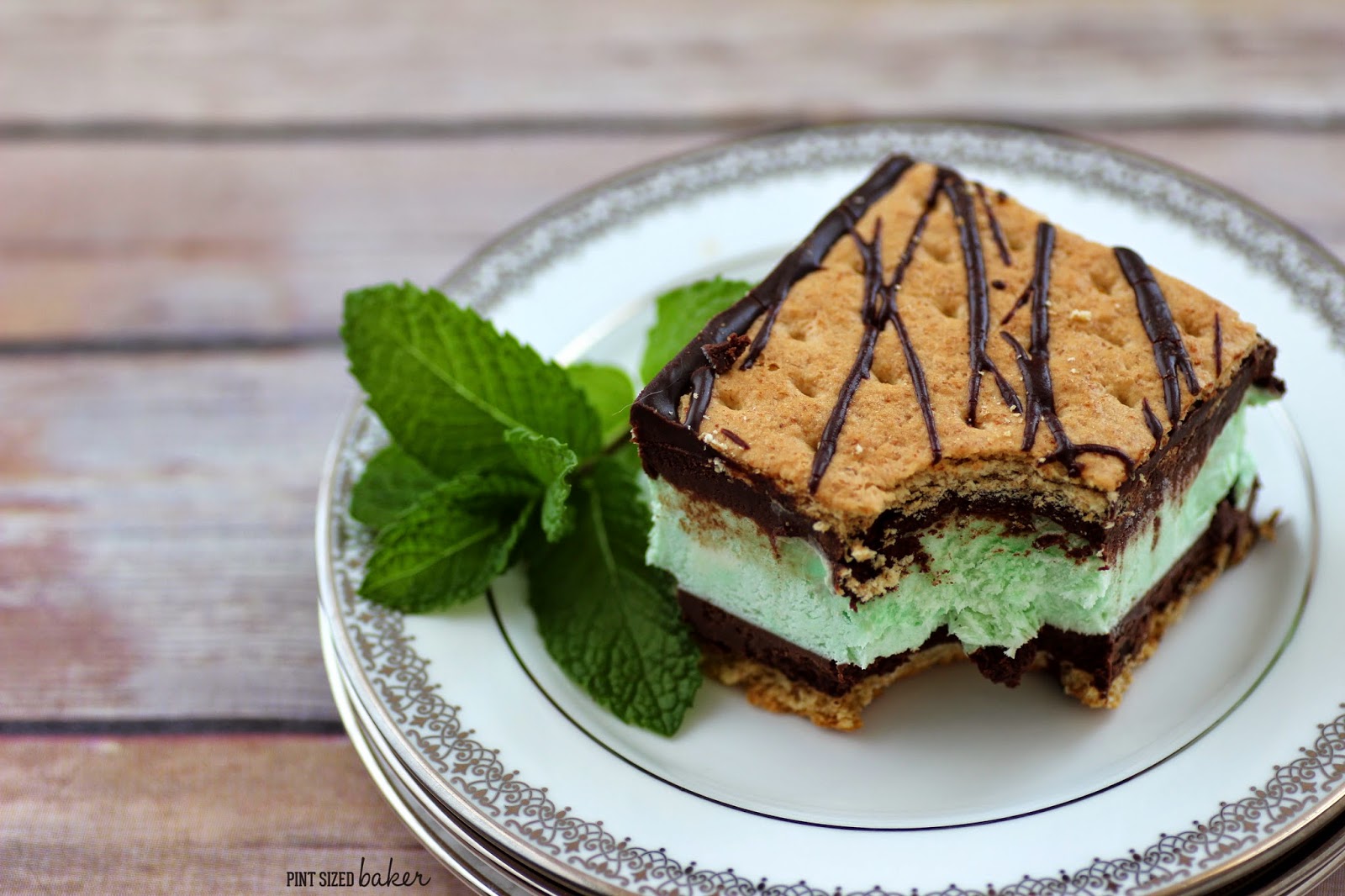 mint chocolate ice cream Mint chocolate chip ice cream (1 scoop) the nutrition information is based on standard product formulations and serving sizes (including ice for beverages. mint chocolate ice cream Mint chocolate chip ice cream (1 scoop) the nutrition information is based on standard product formulations and serving sizes (including ice for beverages.