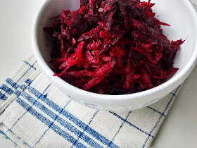 Rote Beete Rohkostsalat in weißer Schüssel