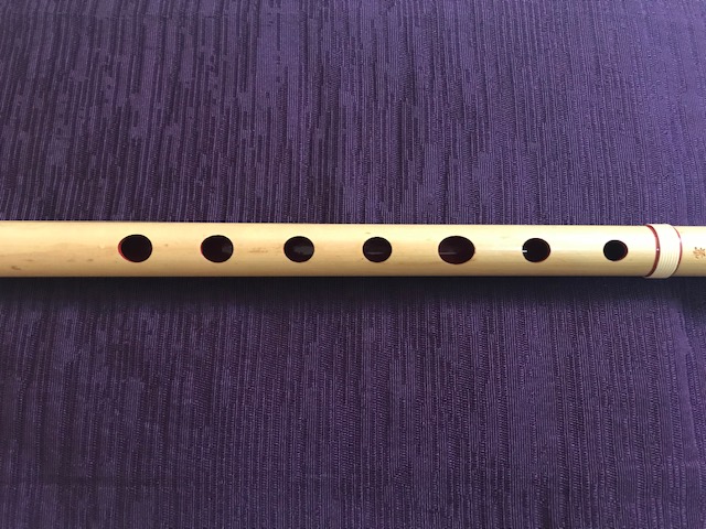 The finger holes on the fue are spaced almost equally apart.  This is one of the features of real uta-yo Shinobue
