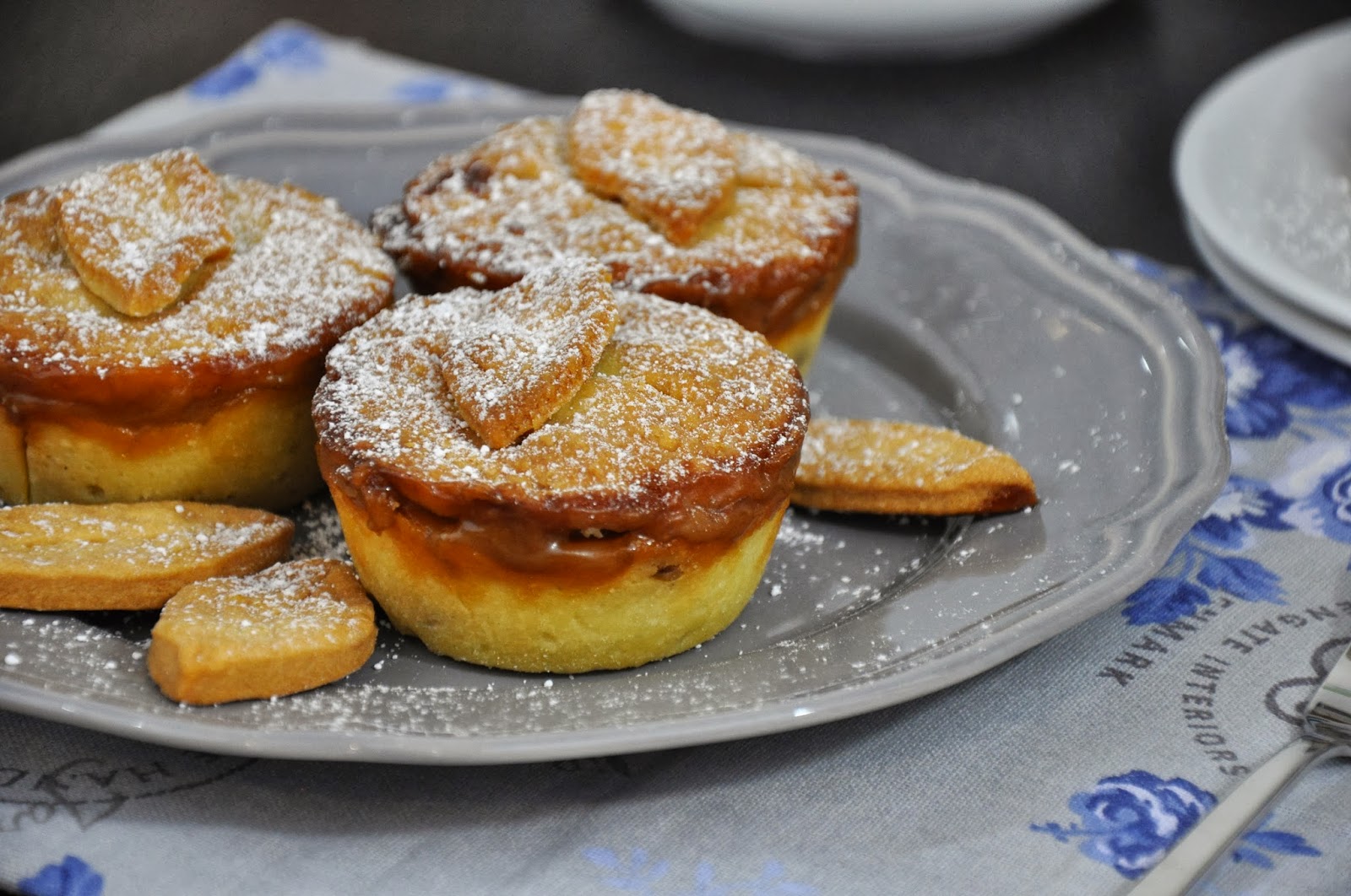 Krümelkreationen: Kleine Walnuss-Karamell-Pies