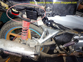 Cara pasang alarm motor remote pada Hoda Blade 125 karbu Cara pasang alarm motor remote pada Hoda Blade 125 karbu