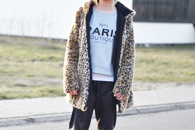 outfit, street style, how to wear, leopard, fur coat, sweatshirt , sportive, leather trousers, belgium