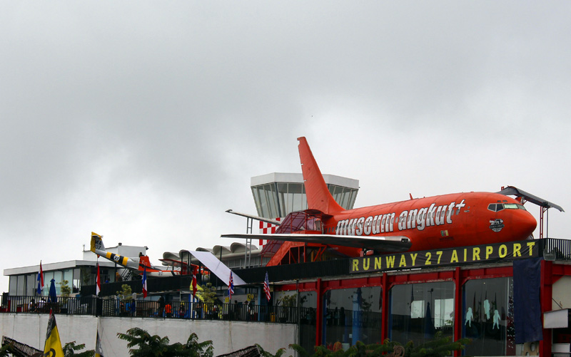 Keliling Pasar Apung Nusantara dan Museum Angkut di Kota ...