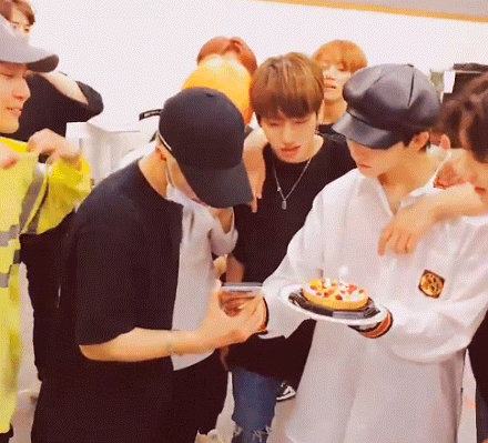 어제자 데뷔 첫 1위하고 눈물쏟는 더보이즈 | 인스티즈