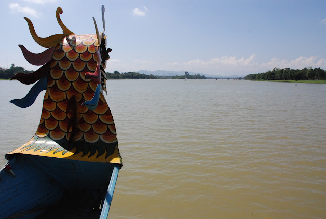 Đi thuyền Rồng trên sông Hương