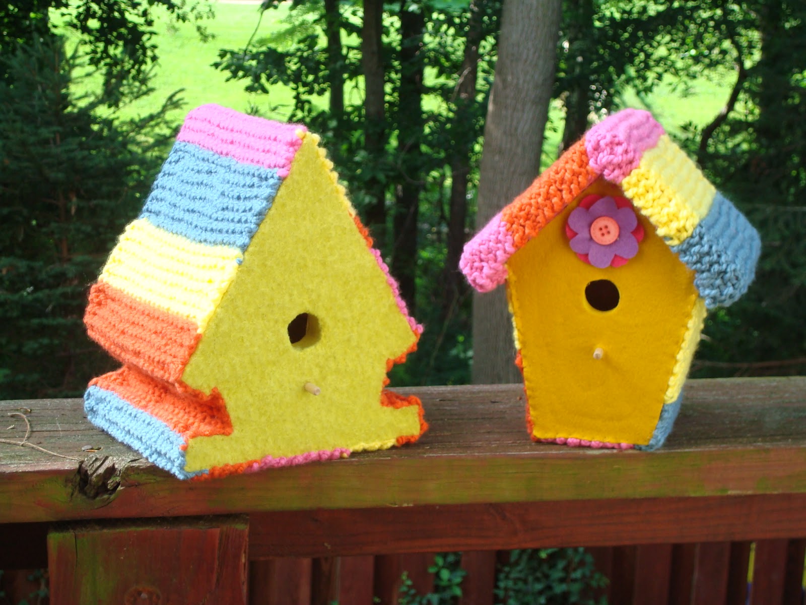 Backyard Pilgrim Birdhouse yarn bomb!