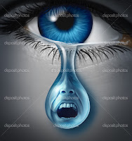 Imagen del ojo con una lagrima que refleja un hombre sufriendo