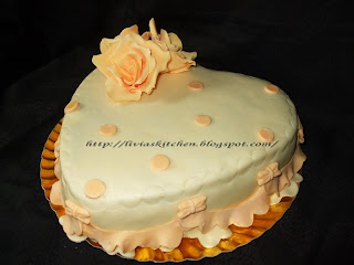 Tort cu trandafiri portocalii