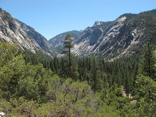 Rückblick auf Kings Canyon; der seltsam geformte Felsen in Bildmitte ist "die Sphinx"