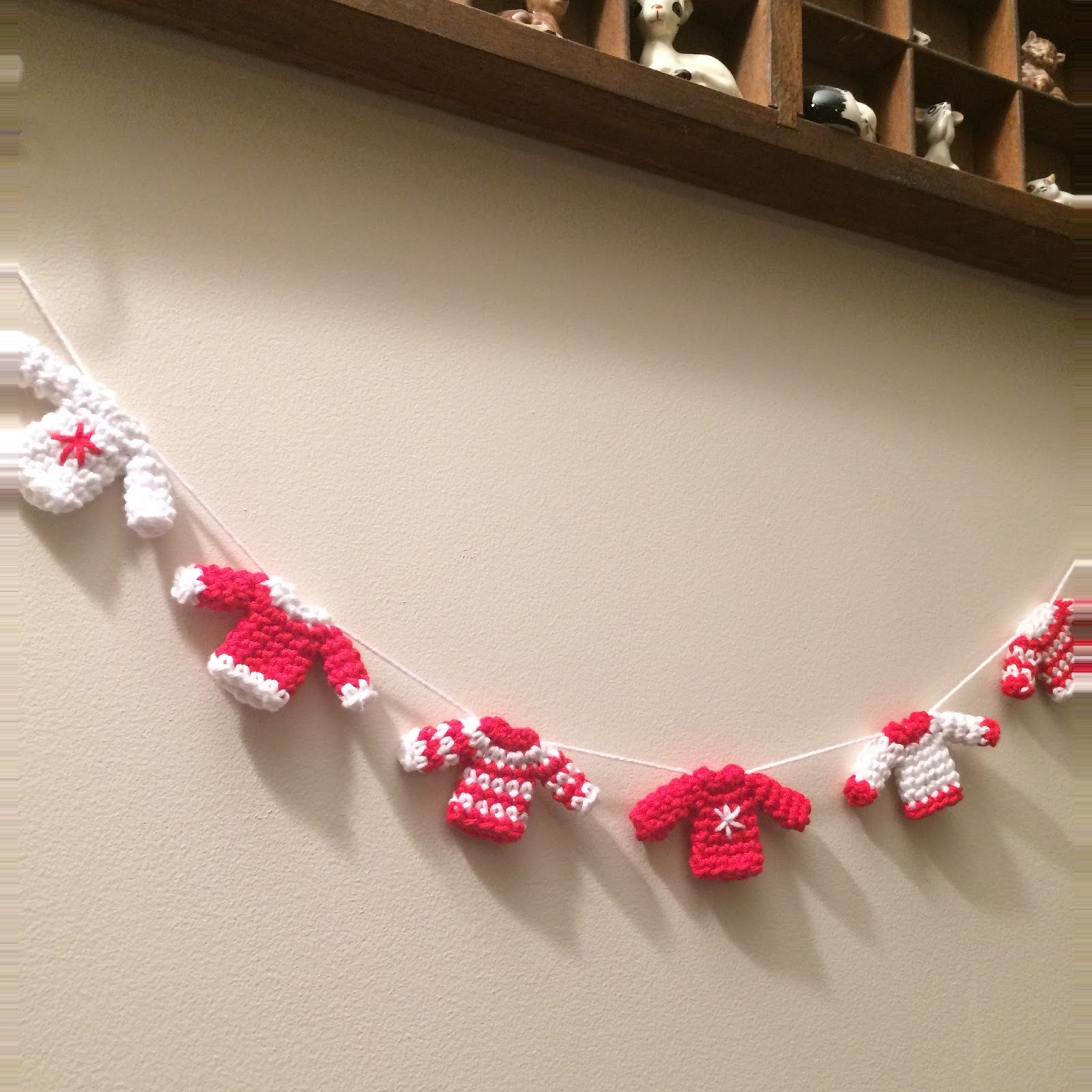 Flo and Dot: Tiny Christmas Jumper Garland