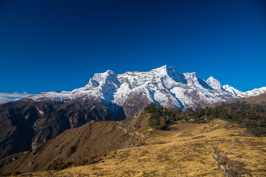 Who would not like having a cup of hot chocolate in the morning with this view? - I Traveled To Nepal Before, During, And After The Earthquake, And You Should Come There In 2016 Who would not like having a cup of hot chocolate in the morning with this view? - I Traveled To Nepal Before, During, And After The Earthquake, And You Should Come There In 2016