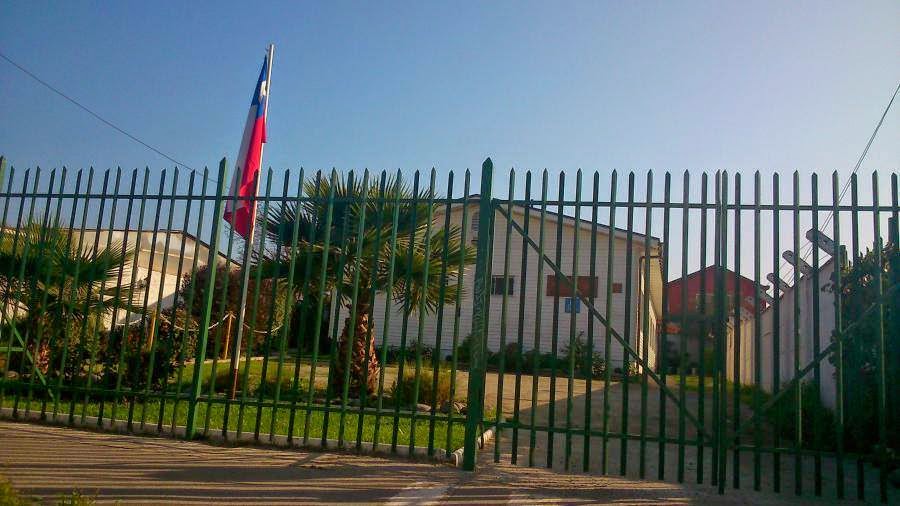 Национальный флаг над Залом Царства