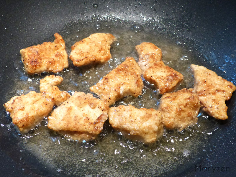 Faites frire le poulet dans un fond d'huile neutre.