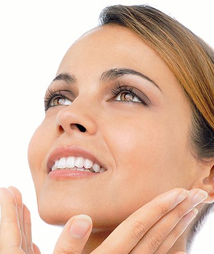 Морщить лоб. Facial biometrics. Нить для бровей. Воск для бровей. Девушка покраснела.